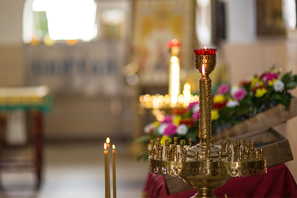 vacker ljusbärare i en kyrka